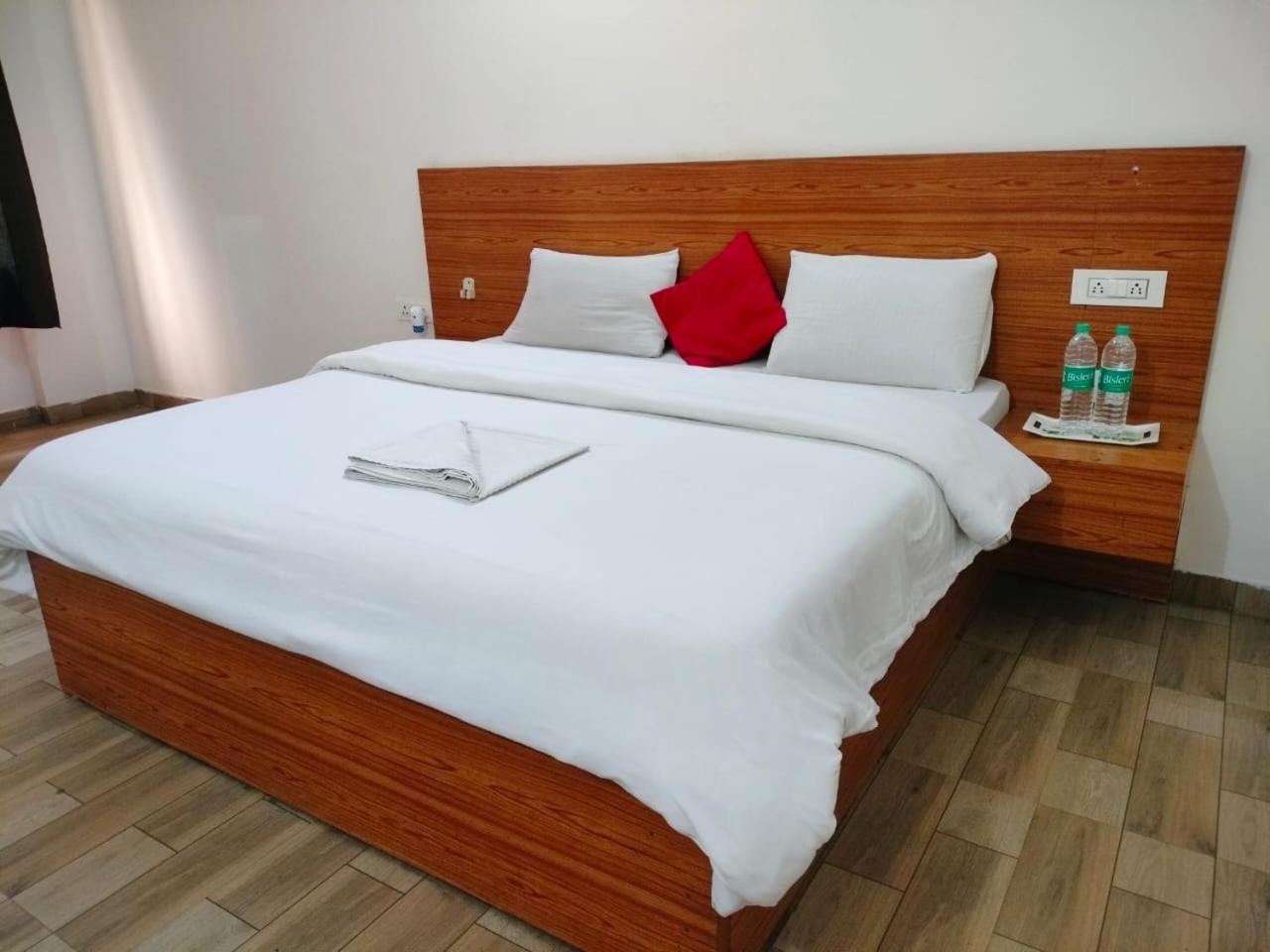 The Rejoice Hotel & Guesthouse Greater Noida Esterno foto